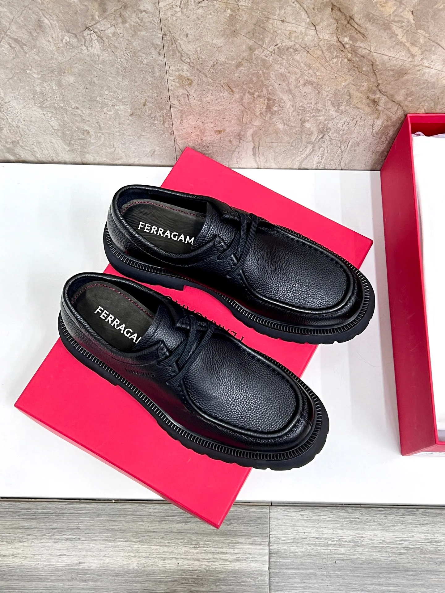 Original quality P780 Brand: Ferragamo Standard code: Men's code 39.40.41.42.43.44 Grade: Same style as the official website High-quality men's shoes Material: Customized first-layer calfskin with water-dyed cowhide lining Cowhide tiptoe Original non-slip and wear-resistant rubber outsole Style category: Men's formal business leather shoes are young and fashionable European and American trends British style Casual matching Comfortable feet Color: actual picture